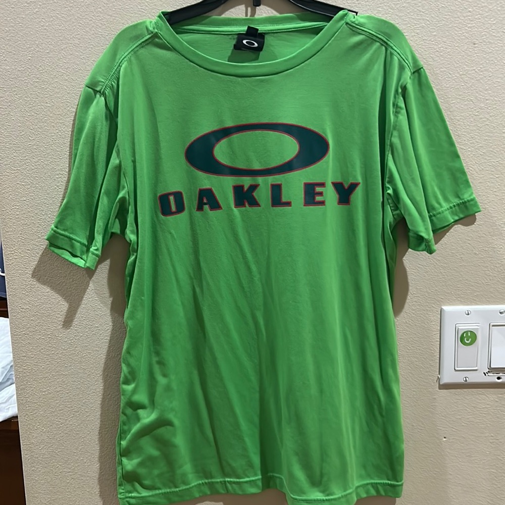 Oakley men’s green shirt size medium